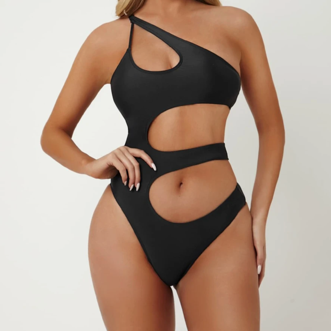 Maillot de bain une pièce asymétrique à découpes pour femme